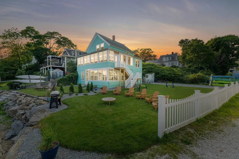 Beachfront Cottage Sleeps 11 Near Newport - Image 1