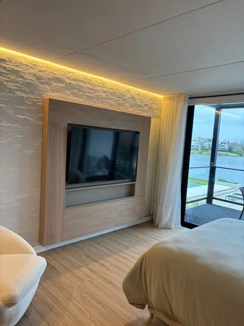 Spectacular Studio - Image 1