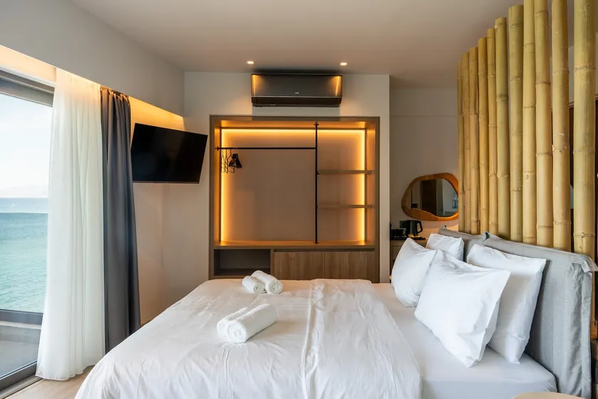 Palm Beach Luxury Seafront Suites, Next to Palm Beach Club, Lively Nights - Image 1