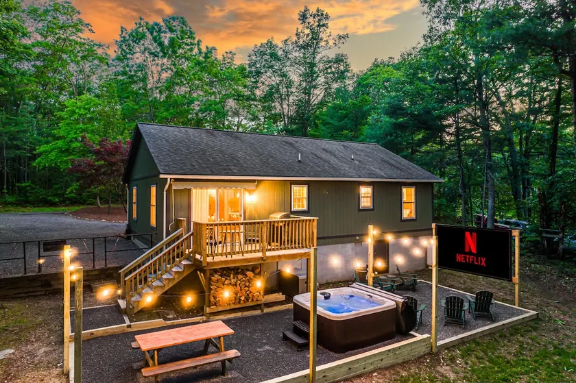 Outdoor Projector*Hot Tub*Fire Pit - Image 1