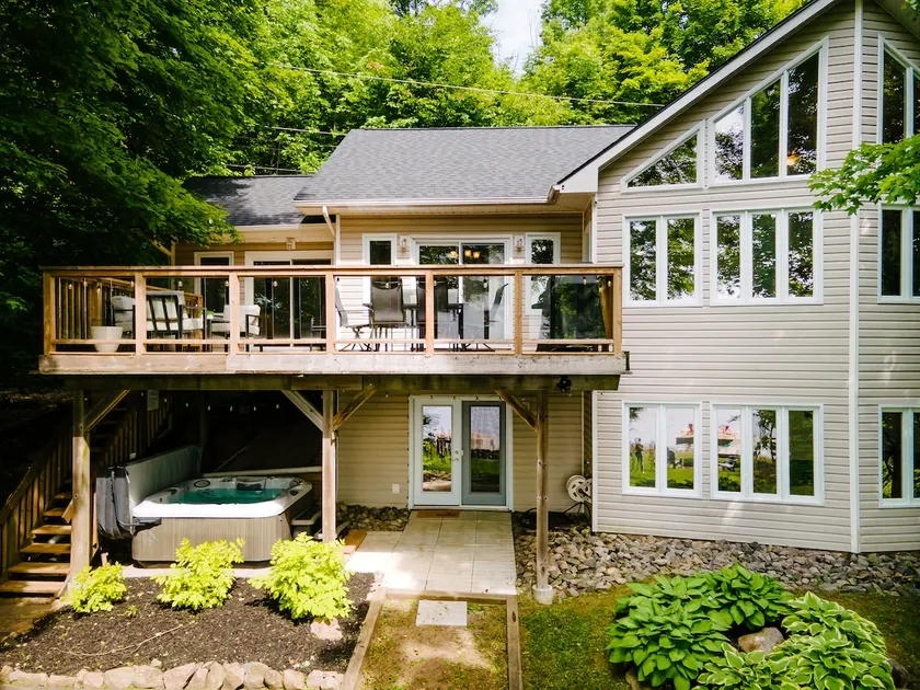 Tranquil Haven Overlooking Lake w/ HOT TUB - Image 1