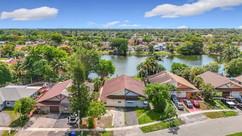 3BR Lake Front Getaway - Image 1