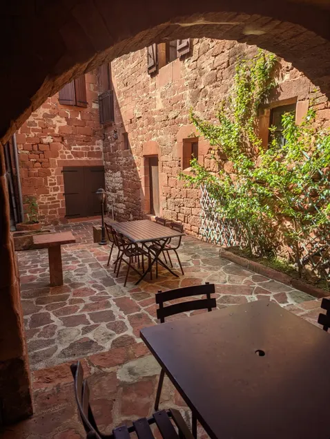 L'écrin Rouge - Inner courtyard, Collonges-la-rouge - Image 1