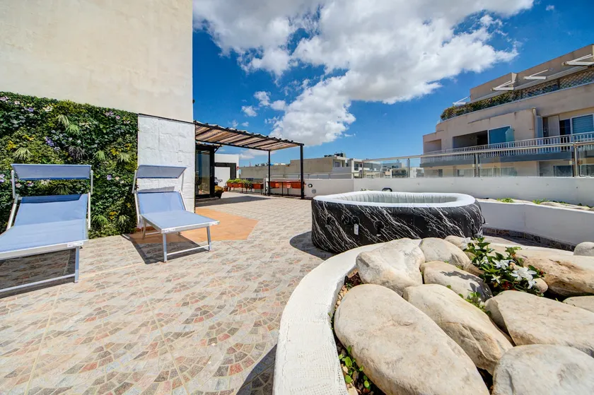 Penthouse Escape: Views, Jacuzzi & BBQ - Image 1
