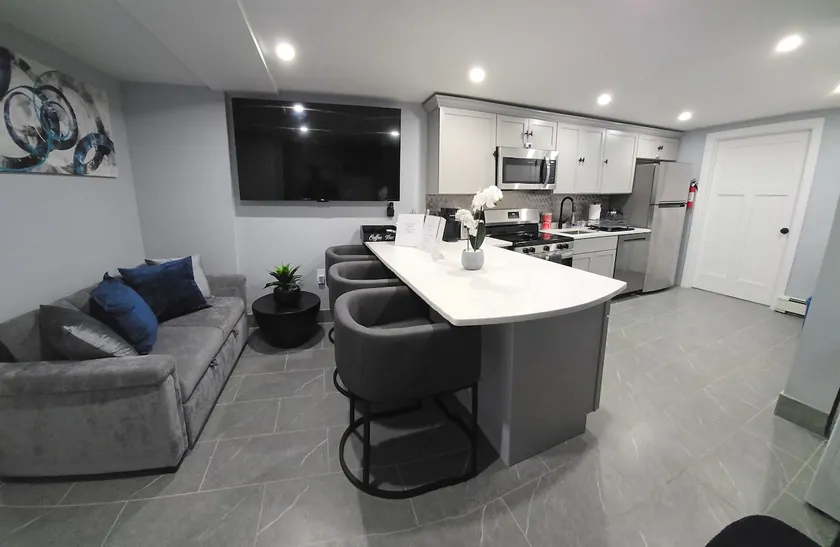 2BR Lower Garden-Level Apt 20min (Downtown Boston) - Image 1