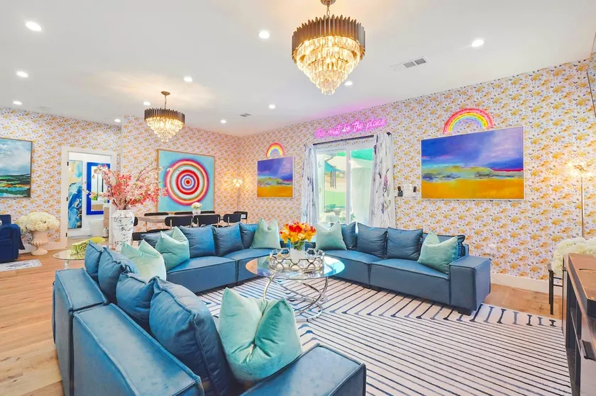 G. Joyful NoHo Pad: Universal 15, Sleeps 19, Yard - Image 1