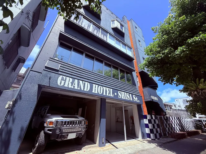 Accommodates up to 8 people/5 floors whole house rental (including rooftop)/convenient transportation, close to Naha Airport and port/piano - Image 1