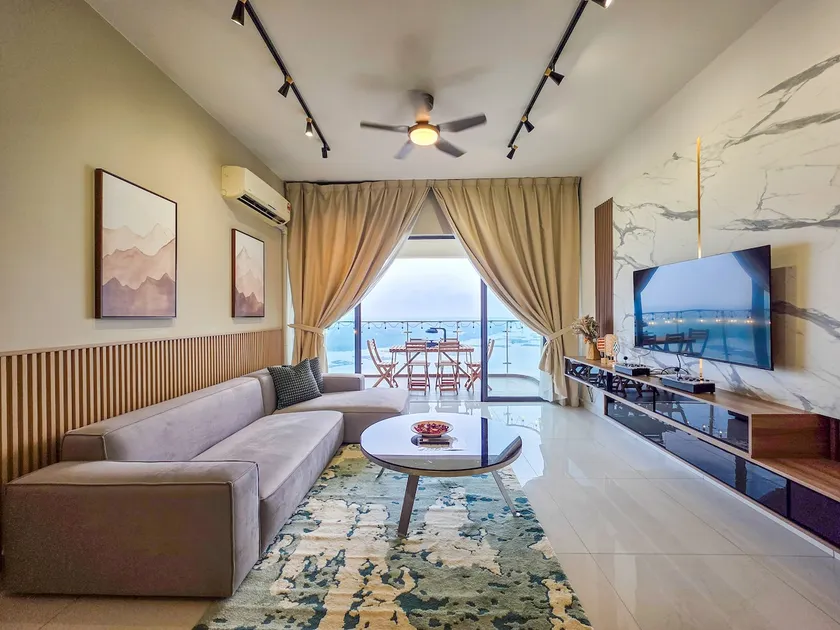 Seaview & Bathtub | The Aria Luxe Suite @Danga Bay - Image 1