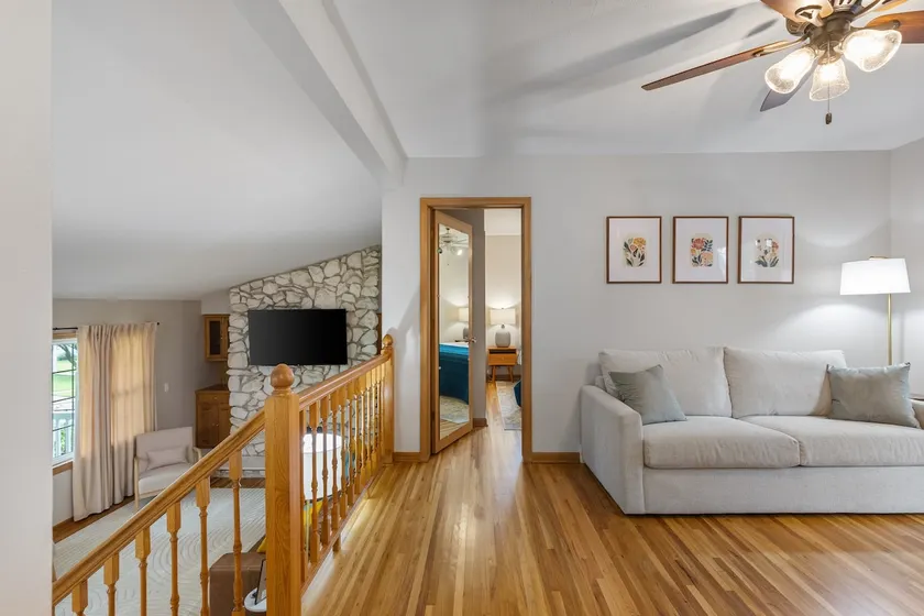 Home 2.5 miles to downtown, FREE parking, 4TVs, 8 - Image 1