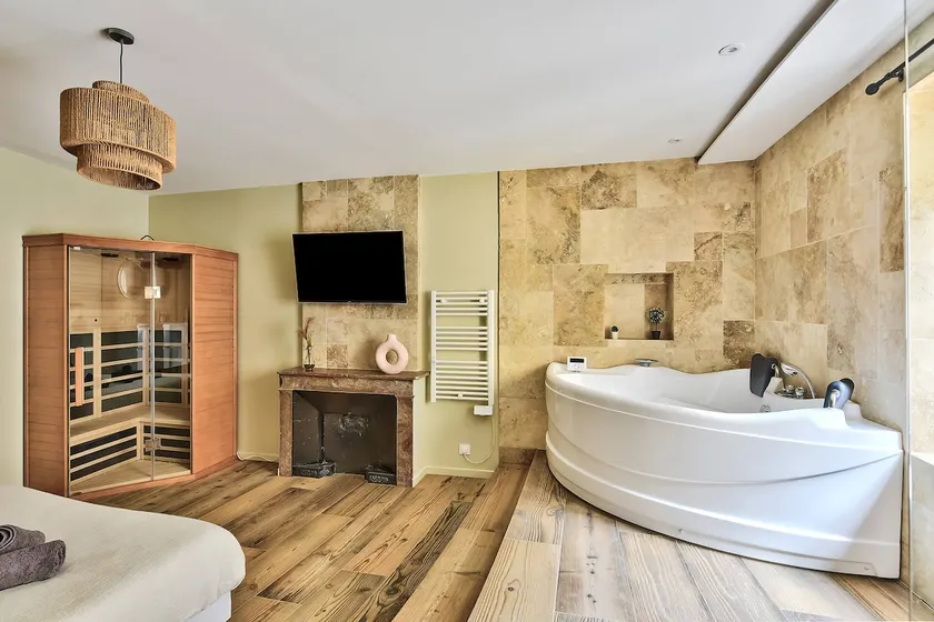 Emeraude Suite - Balneo, Sauna, Air conditioning - Image 1