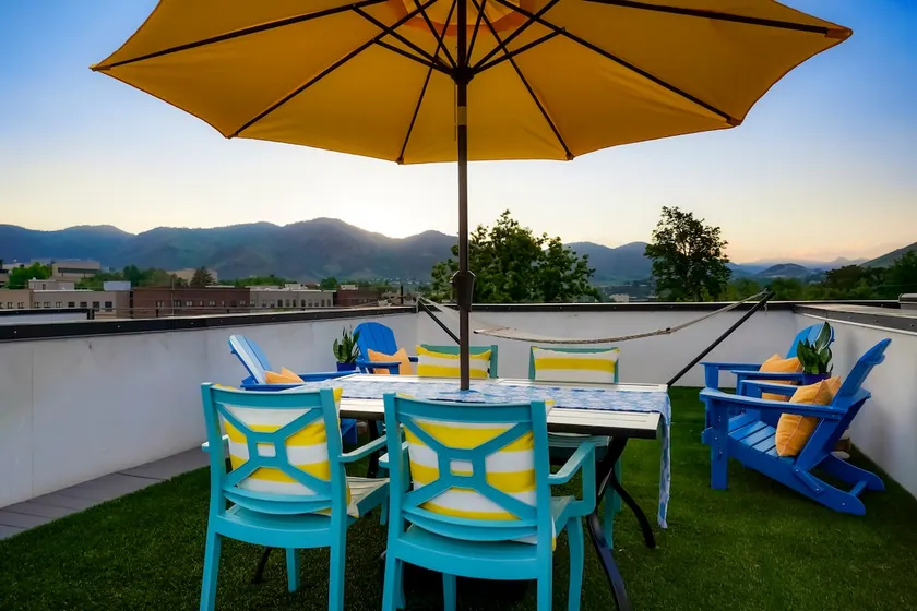 Million Dollar Rooftop MTN Views -2 King Beds-DT Golden - Image 1