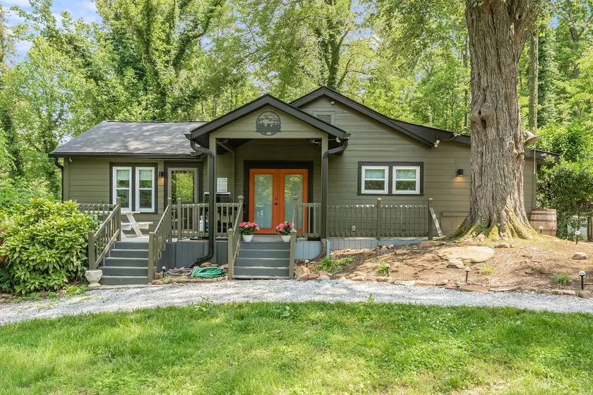 Spacious Arden Main House:Games, Firepit & Dog Run - Image 1