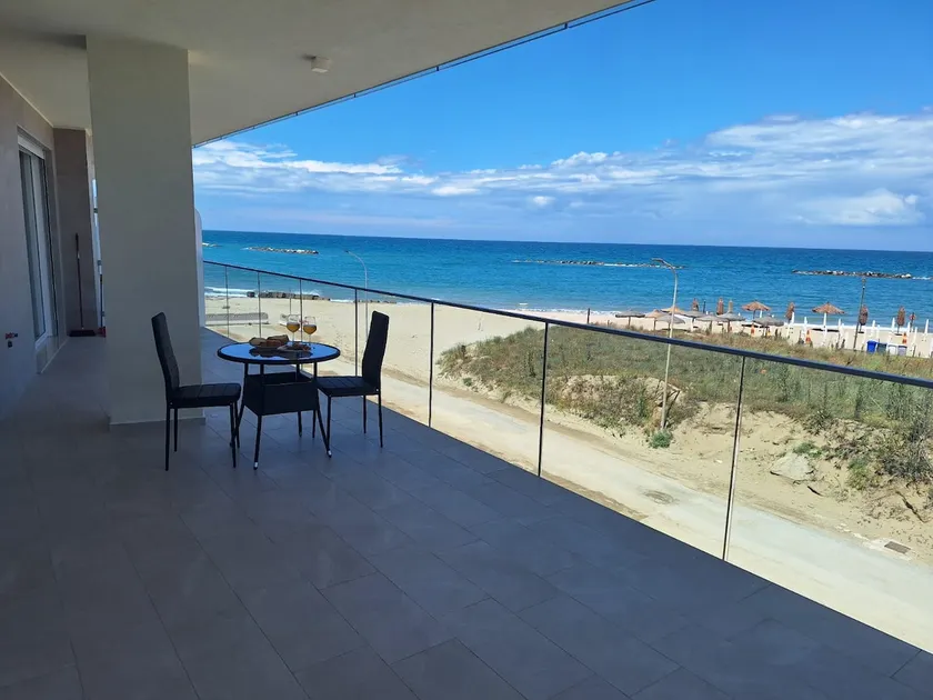 Beachfront dream – 2 Bedrooms with Wow View! - Image 1