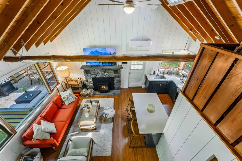 Charming 3BD Lake Cabin by Wallenpaupack - Image 1