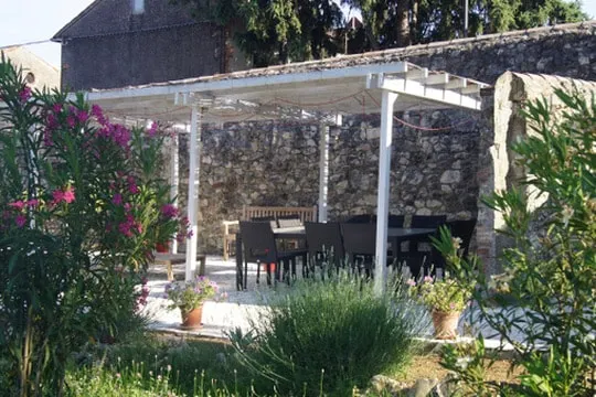 Love nest in landscaped park of historic Villa - Image 1