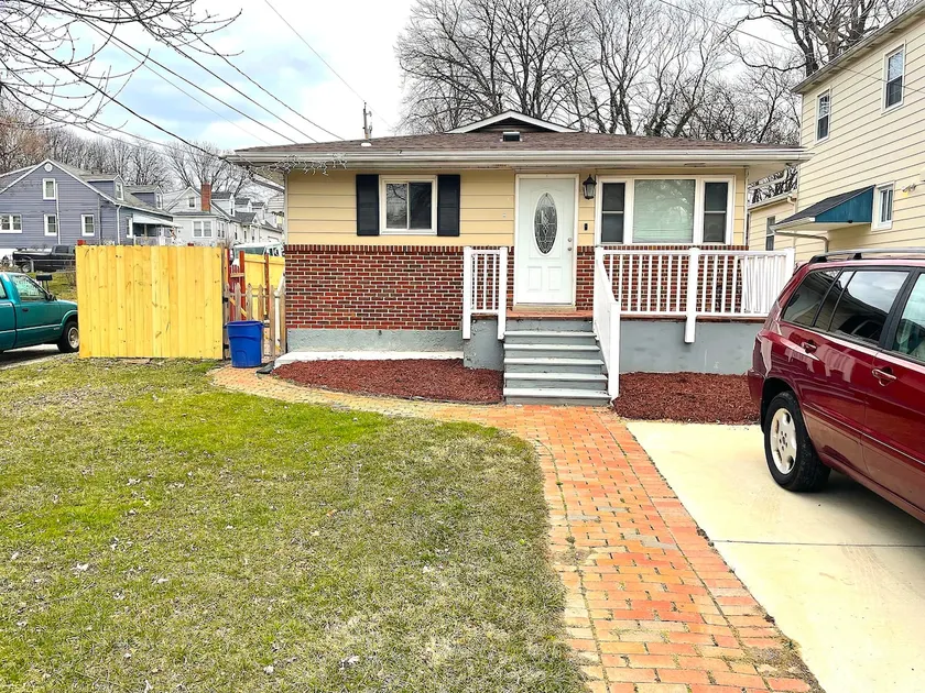 Delightful 4-Bed Whole House with Easy Parking - Image 1