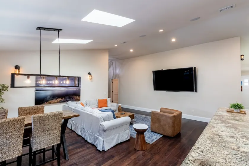 Beautiful 3BD/3BA Located at 359 Thames Street! - Image 1