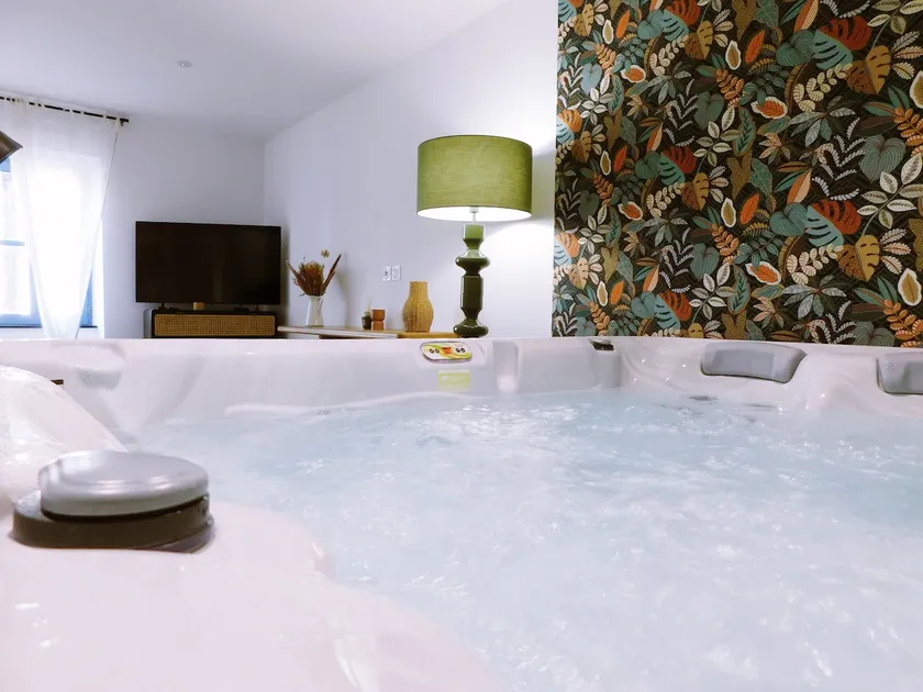 The Bubble Escape - T3 - Hot Tub - Image 1