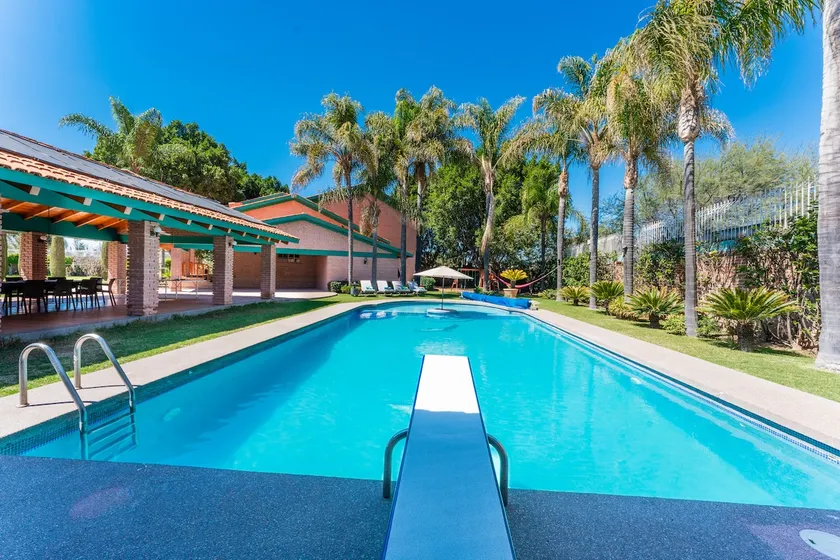 Breathtaking House with Private Pool - Image 1