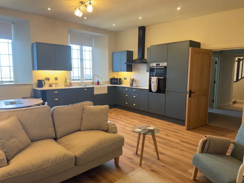Spacious & stylish riverside apartment in Ross on Wye - Image 1