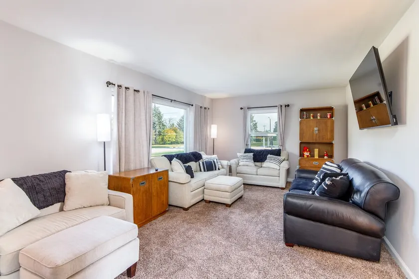 Cy's Retreat: Unique 3BR/2BA Prime Location! - Image 1