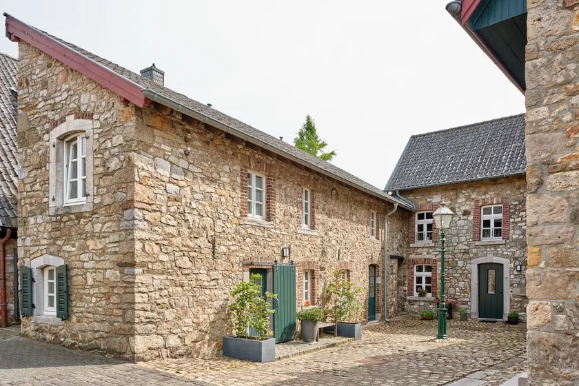Historic old building in a quiet location - Image 1