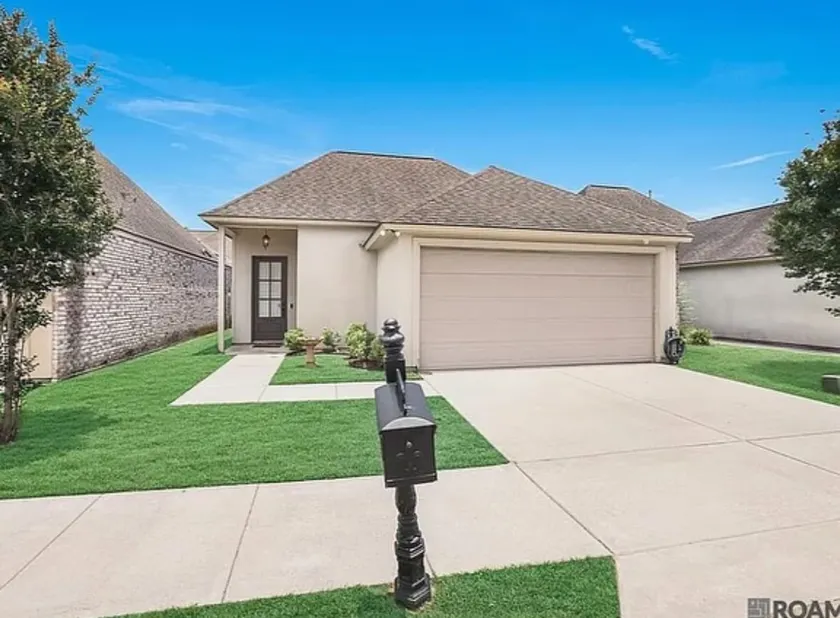 Literally minutes from LSU - cozy, clean & safe - Image 1