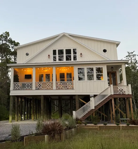 Stillwater House - Luxury Getaway by the Bay - Image 1