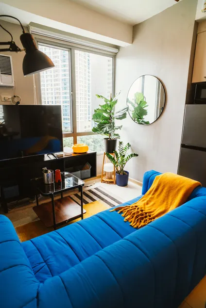 Spacious 1-BR Condo near BGC w Pool and Gym - Image 1
