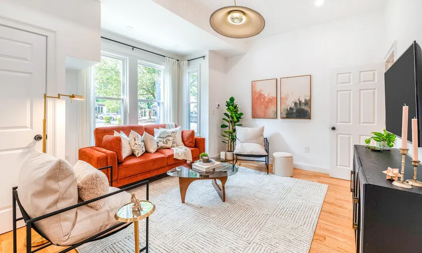Luxurious condo near Harvard, T with free parking - Image 1