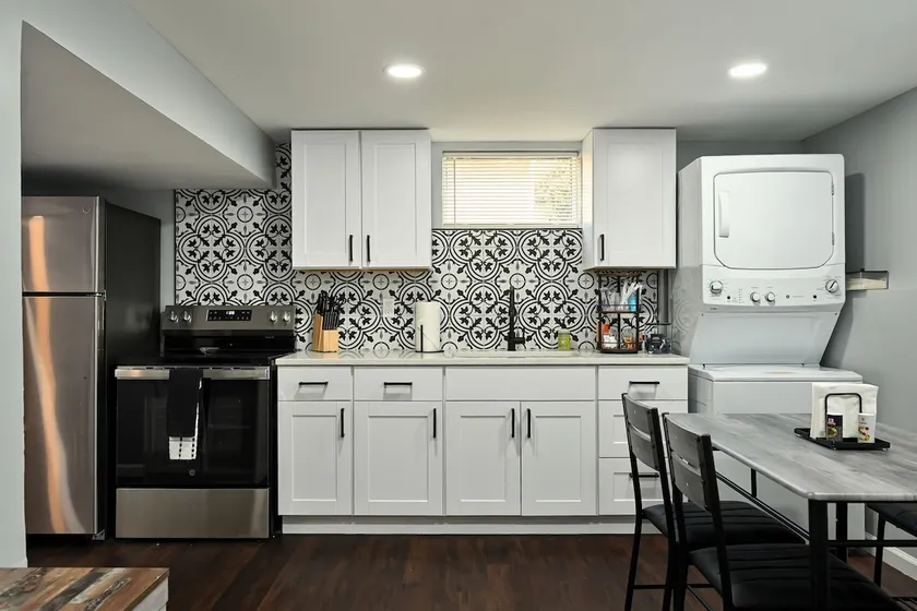 Stylish 2BR Apt, Laundry, KC Stadiums - Image 1