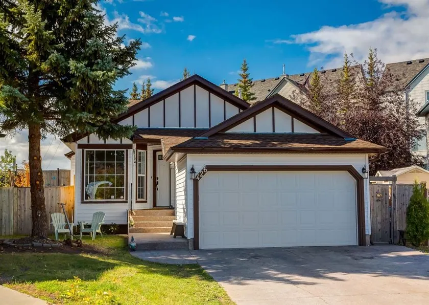 Family House SW Calgary Spruce Meadows SLEEP 10 - Image 1