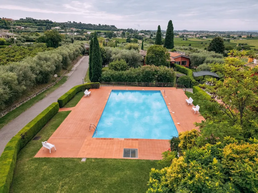 Villa in the hills overlooking the lake - Image 1