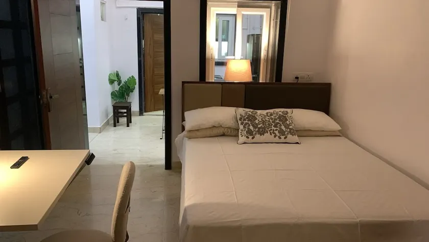 Work-Friendly 1BHK w/Wi-Fi+Kitchen| Near Mall Road - Image 1