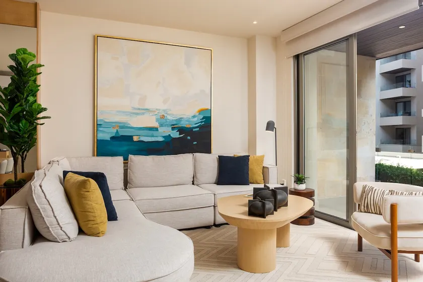 Spacious 2 bedroom apartment with terrace - Image 1