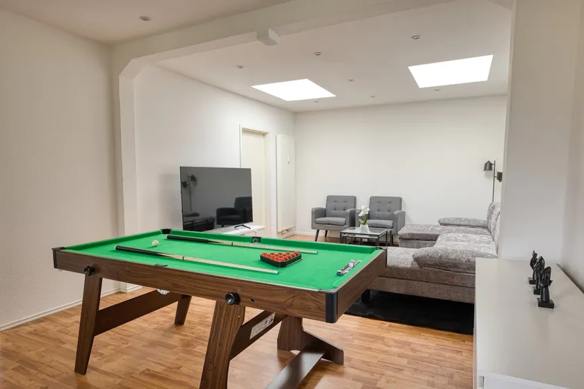 Spacious city loft with pool table - Image 1