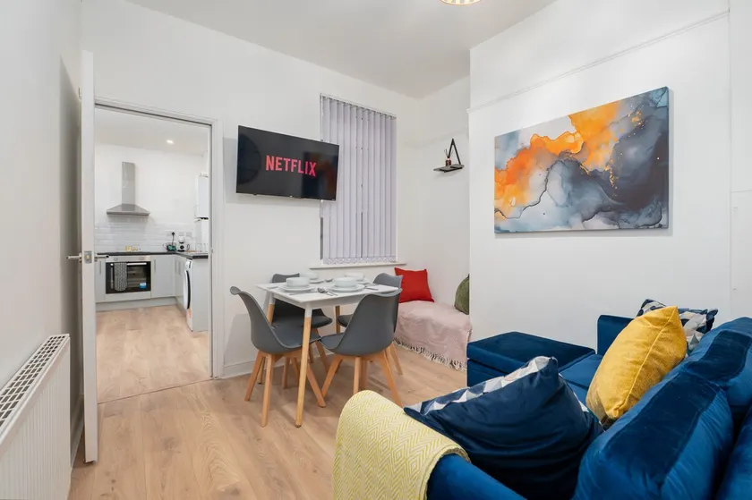 Spacious 4 bed | 4 en-suites | Parking | Discounts - Image 1