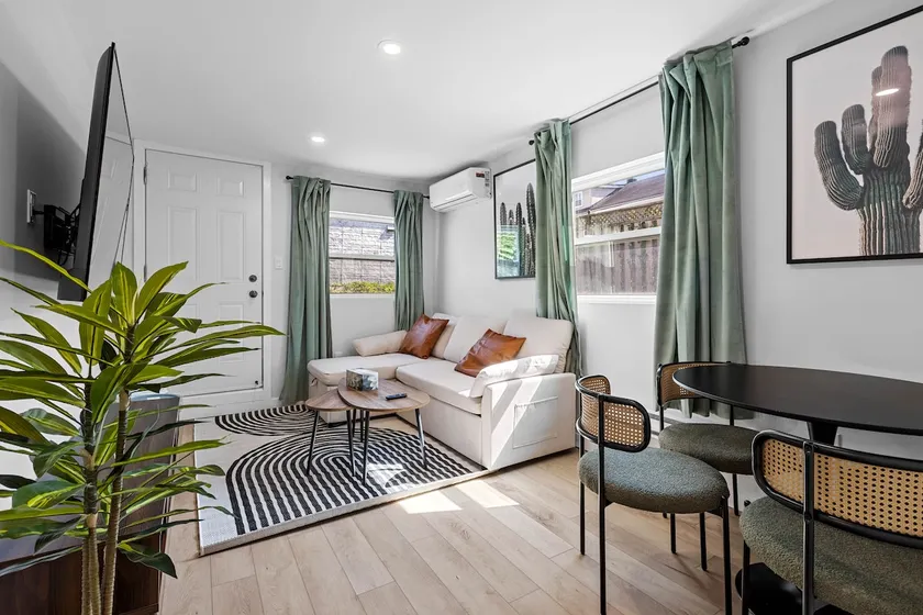 Centrally Located 2 Bed - 2 Bath Apt with Parking - Image 1