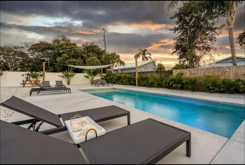 Cozy 1BR w/ Pool · 4 min from Siesta - Image 1