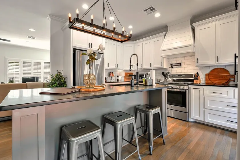 Fresh On Austin Ave, close to Magnolia & Baylor. - Image 1