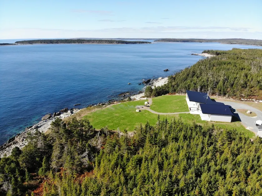 Tipsy Whale Cottage - Secluded location by the sea - Image 1
