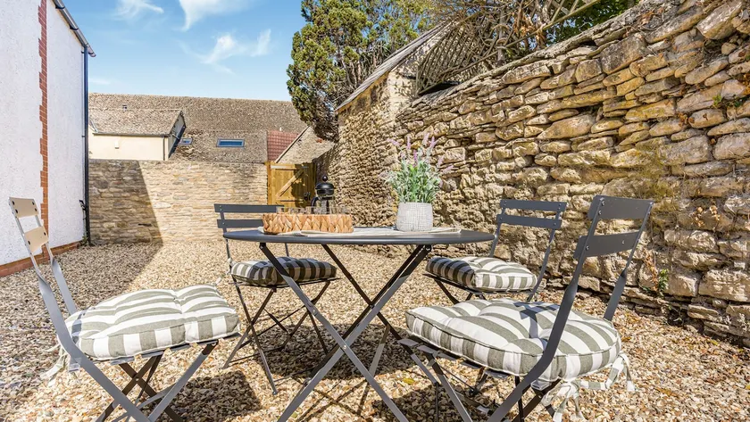 Lux Cotswolds home - 2 king rooms, garden, parking - Image 1