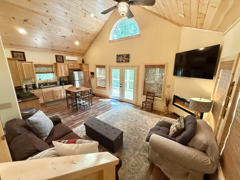 CHaRMING LaKESIDE COTTaGE - Image 1