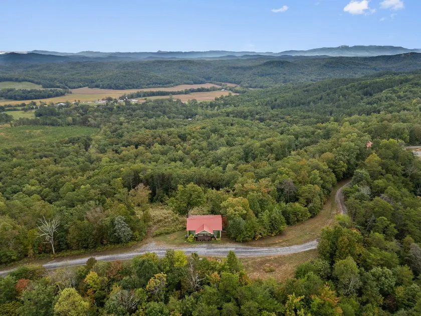 Mountainside Retreat with Stunning Views - Image 1