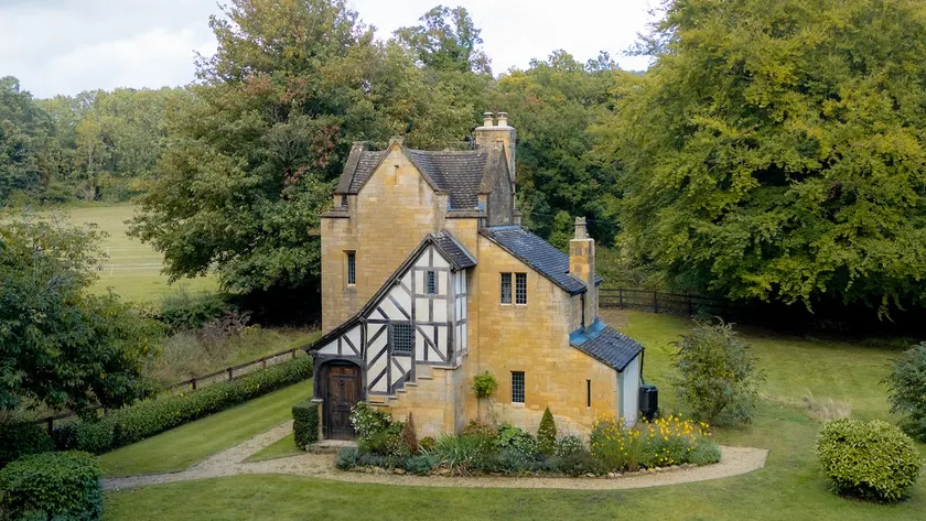 Historic Cotswolds Lodge House outside Broadway - Image 1