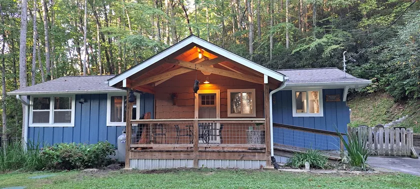 Blue Smoke Cottage - Hot Tub - Fireplace - Pets OK - Image 1
