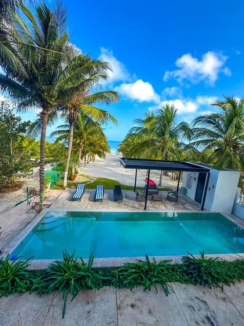 Oceanfront apartment with pool - Image 1
