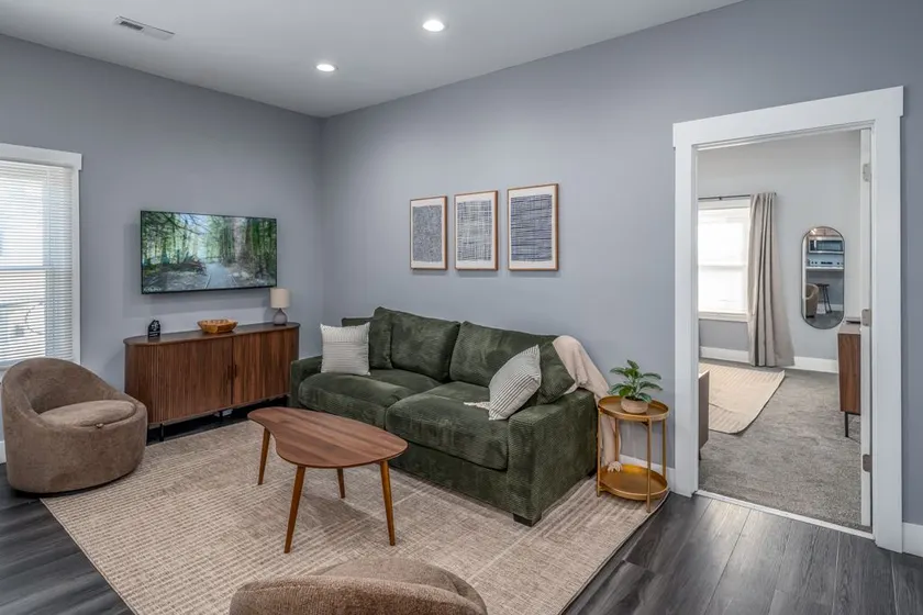 Walnut Hills by UC+Sleeps 7+King|Queen Beds+2nd Fl - Image 1