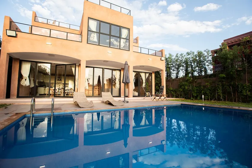 Charming family villa with pool - Image 1