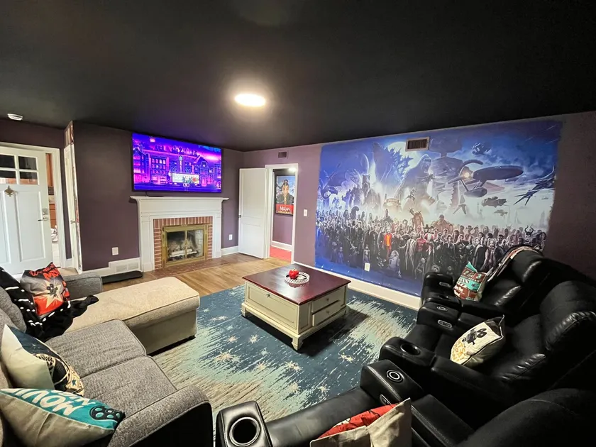 Movie Magic: The Scene-Stealer -75in TV-Sleeps 10 - Image 1